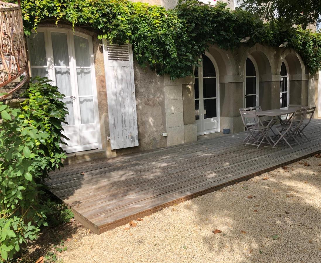 Hotel Au Rez De Jardin Cholet Esterno foto